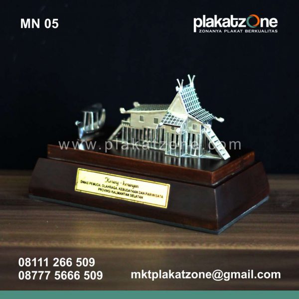 Souvenir Miniatur Rumah Adat Kalimantan