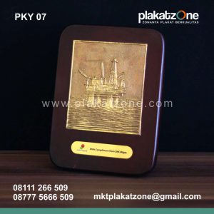 plakat kayu skk migas elegan